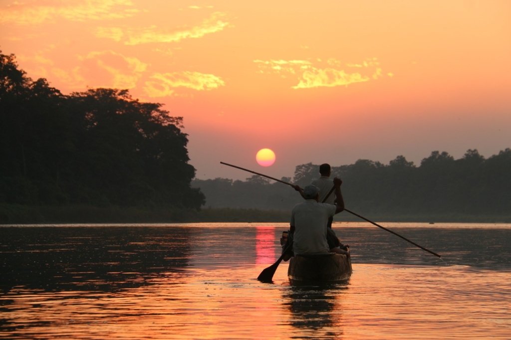 Flusssafari im Chitwan Nationalpark mit Sicht auf Krokodile und Vögel.